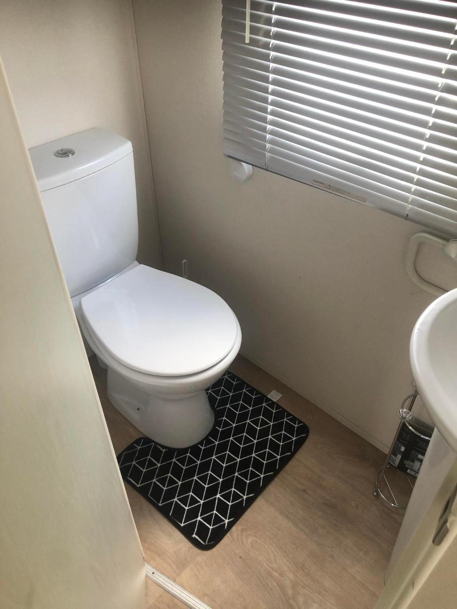 3 Bedrooms, 8 Berth Caravan, Lyons Robin Hood In *