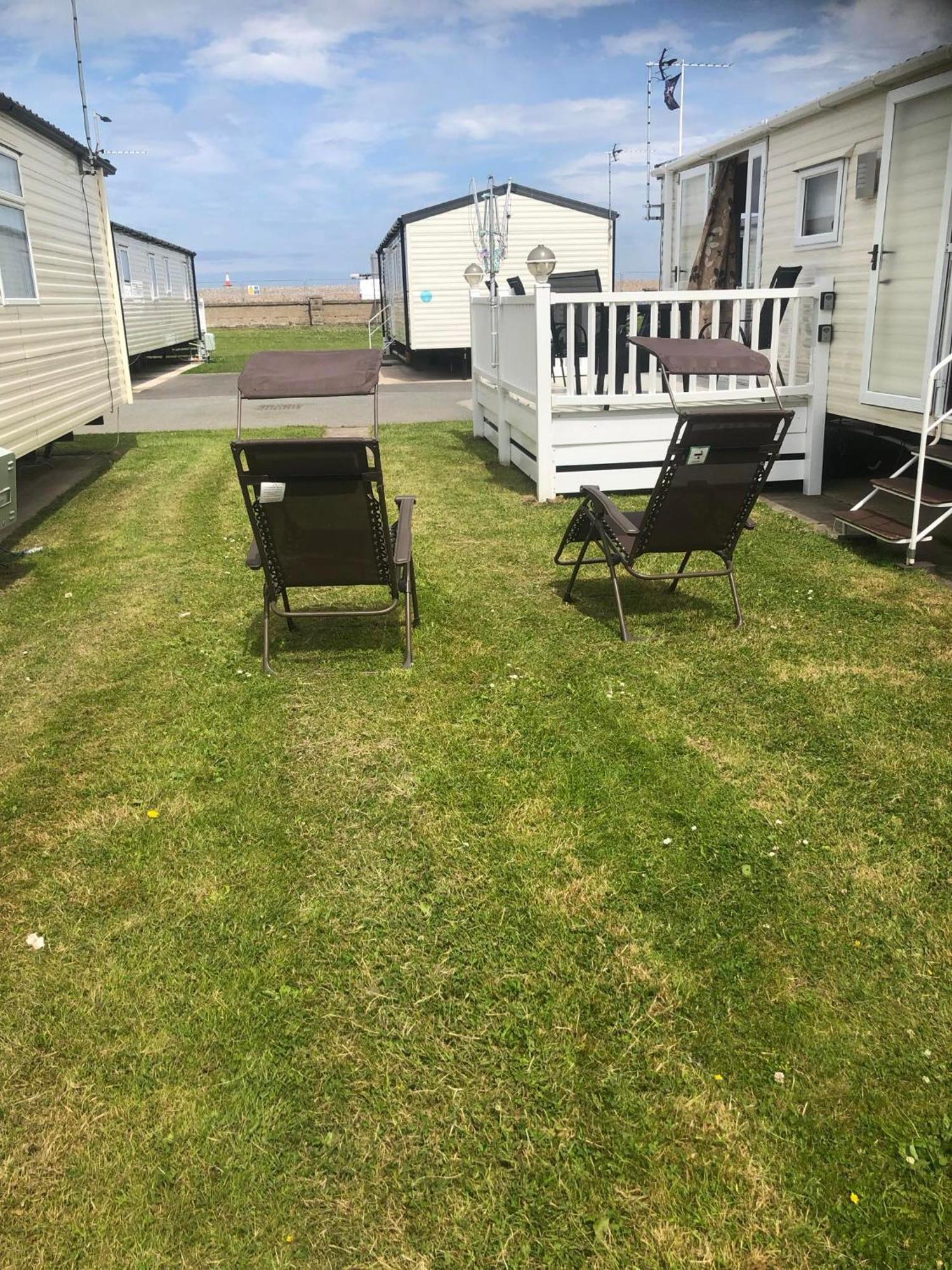 3 Bedrooms, 8 Berth Caravan, Lyons Robin Hood In Campsite